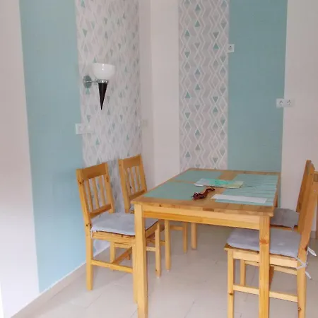 Lenart House 1 בית נופש *