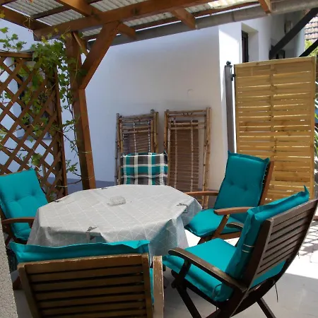 Lenart House 1 שיופוק